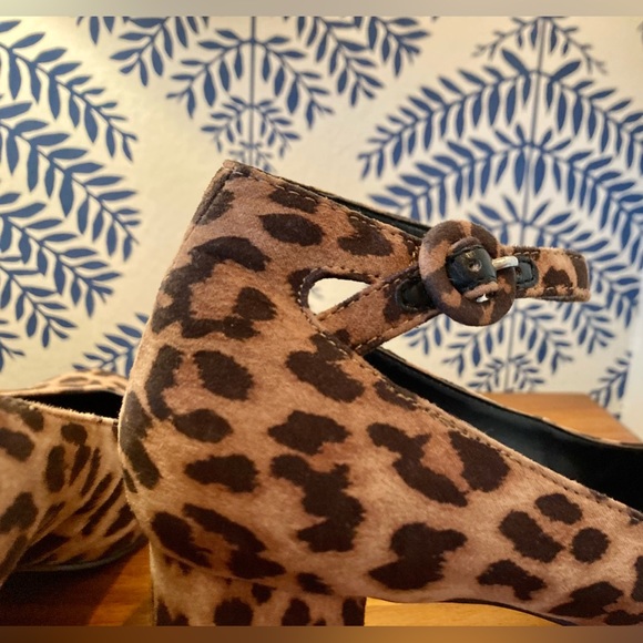 Cute leopard print pump with ankle strap. Sz 8 - Picture 6 of 6